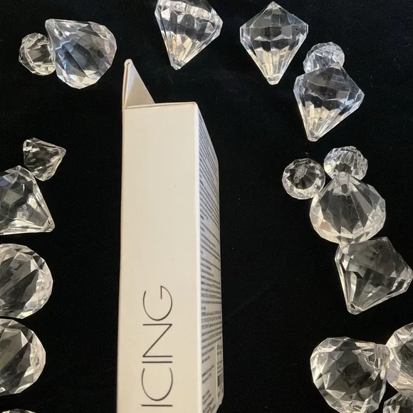 Icing vegan press on nails - Picture 4 of 4